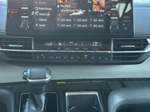 Used 2021 Toyota Sienna Limited image 23