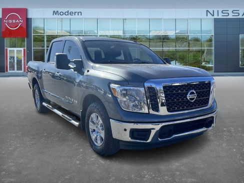Used 2018 Nissan Titan SV w/ SV Convenience Package image 3