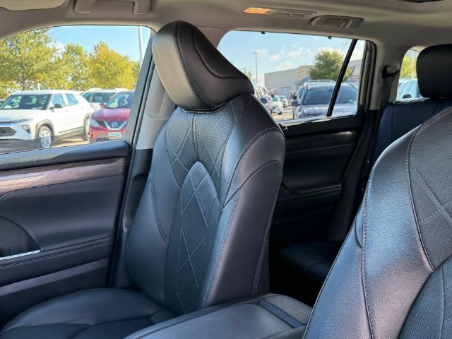 Used 2023 Toyota Highlander Platinum FWD image 16