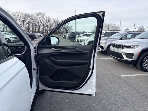 New 2025 Jeep Grand Cherokee Altitude image 8