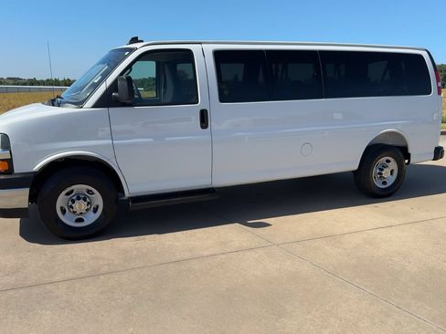 Used 2025 Chevrolet Express 3500 LT w/ LT Preferred Equipment Group RWD image 5