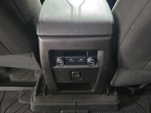 Used 2018 Chevrolet Traverse LT FWD image 13
