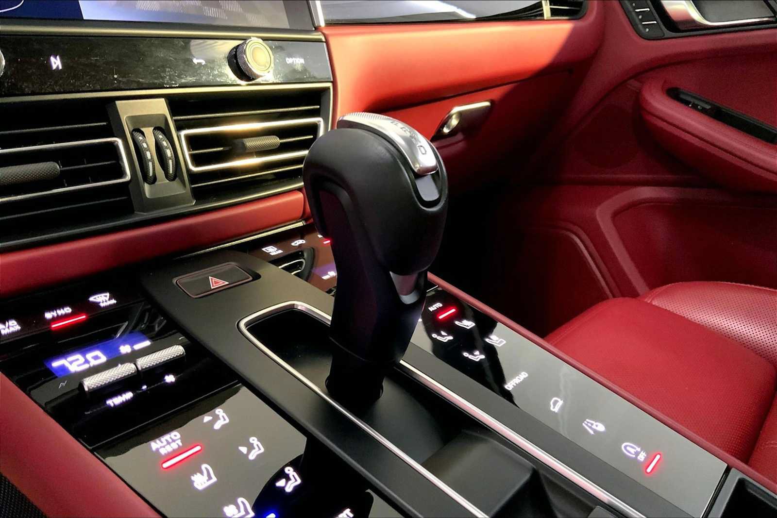 Certified 2023 Porsche Macan AWD/4WD image 17
