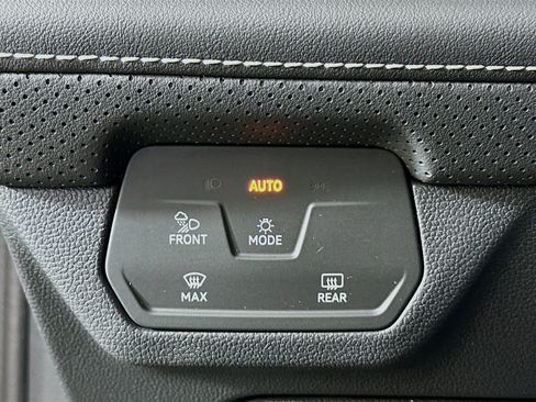 Used 2025 Volkswagen Atlas SE image 17