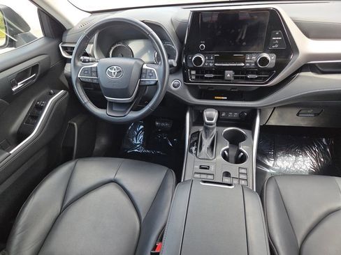 Used 2024 Toyota Highlander XLE AWD/4WD image 31