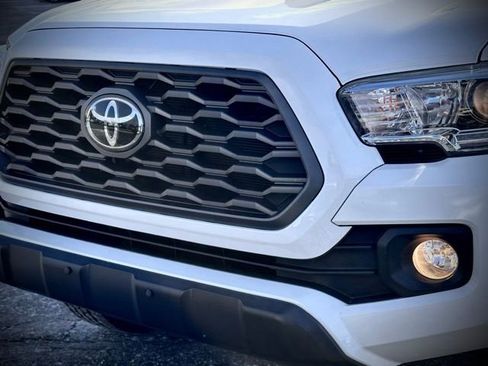 Used 2021 Toyota Tacoma TRD Off-Road w/ Technology Package image 3