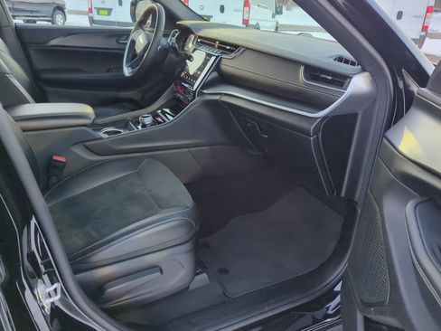 Used 2025 Jeep Grand Cherokee L Altitude image 36