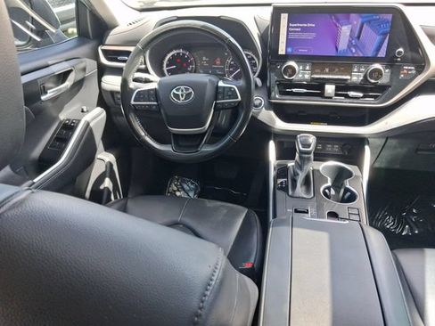 Used 2023 Toyota Highlander XLE FWD image 7