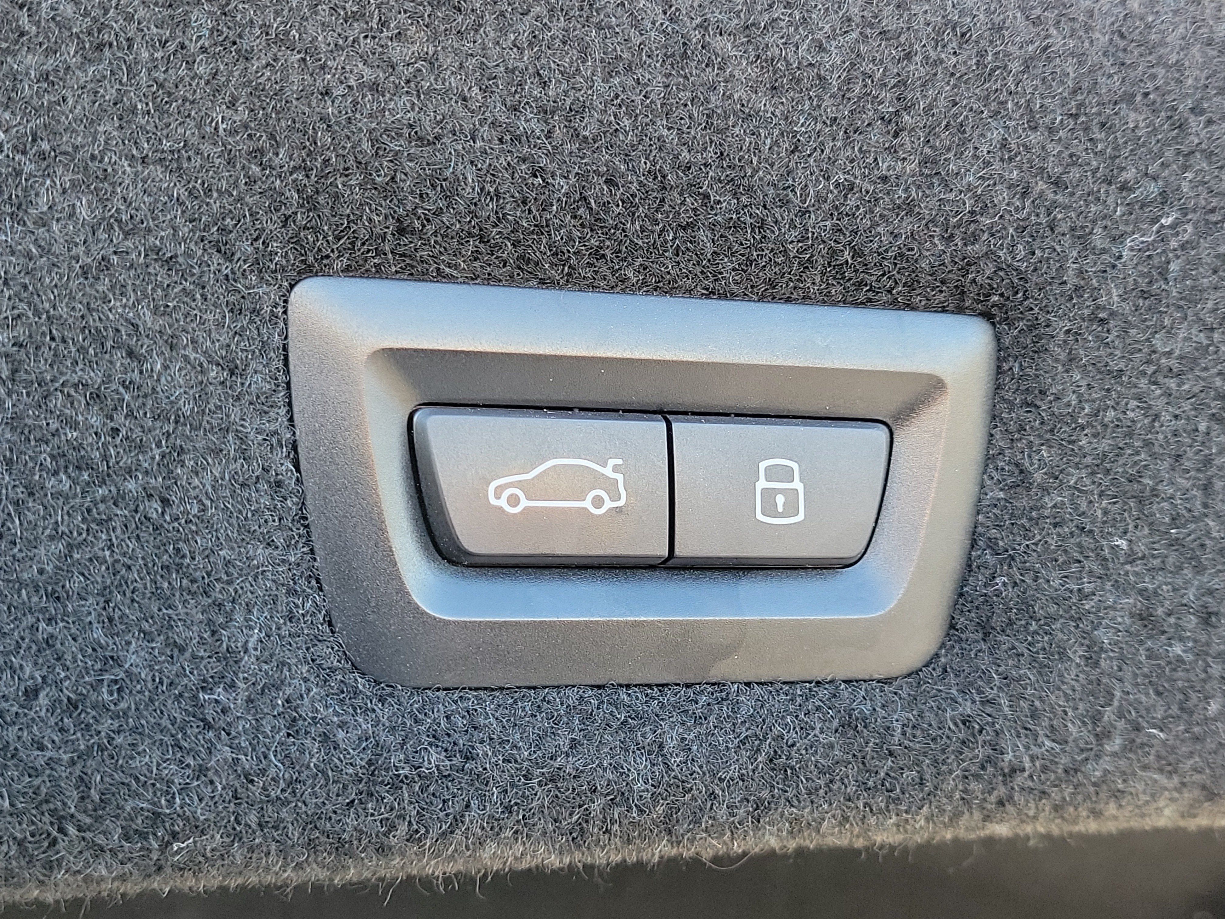 Used 2023 BMW 740i w/ Parking Assistance Package RWD image 8