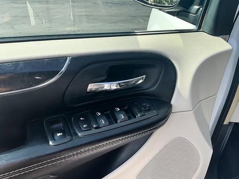 Used 2016 Chrysler Town & Country Touring w/ Driver Convenience Group FWD image 13