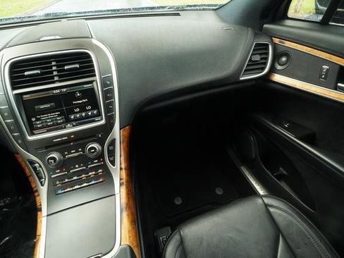 Used 2016 Lincoln MKX Reserve w/ Technology Package FWD image 12