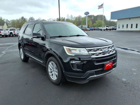 Used 2018 Ford Explorer XLT w/ Equipment Group 202A AWD/4WD image 8