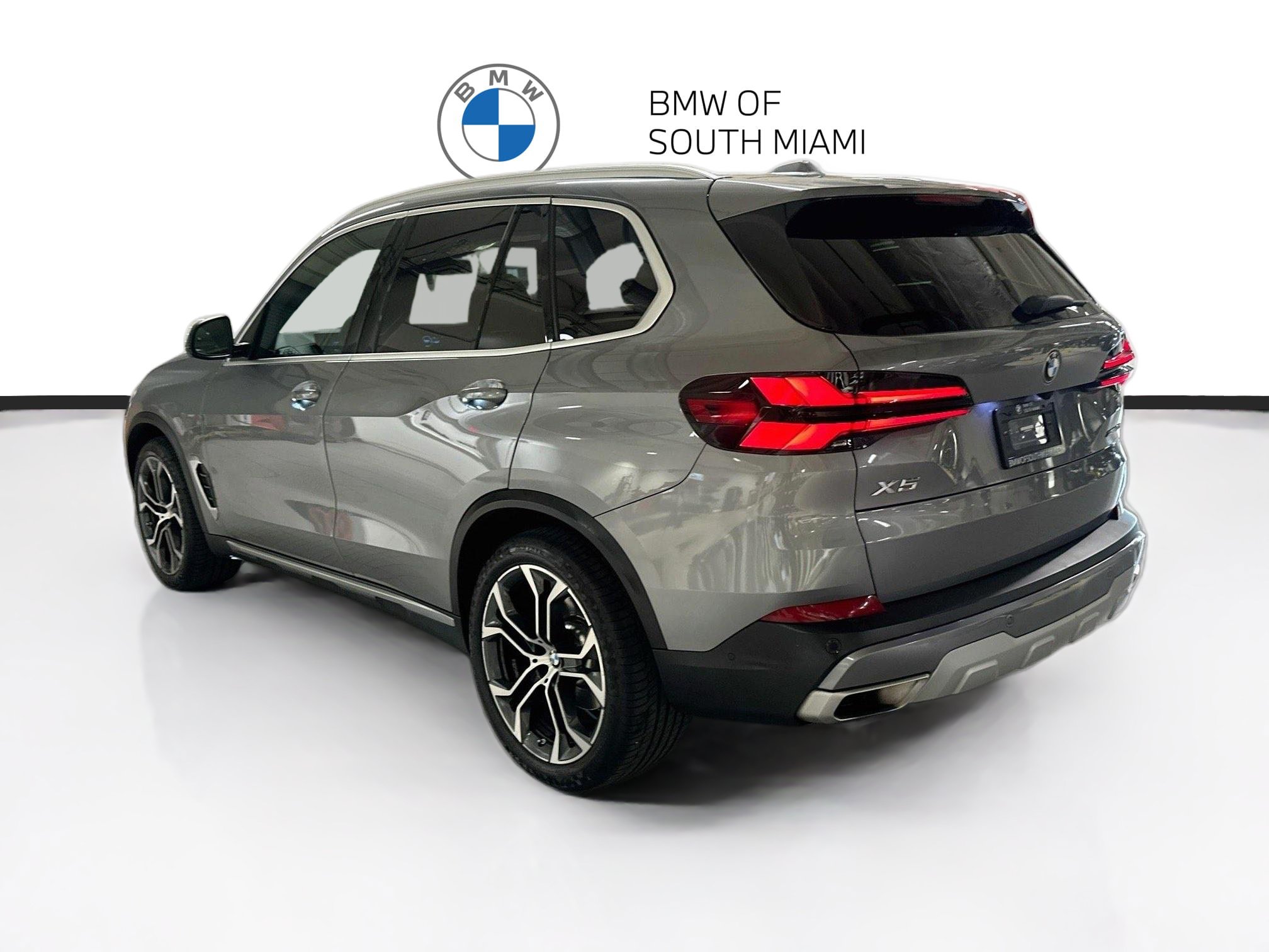 Used 2024 BMW X5 xDrive40i w/ Parking Assistance Package AWD/4WD image 4