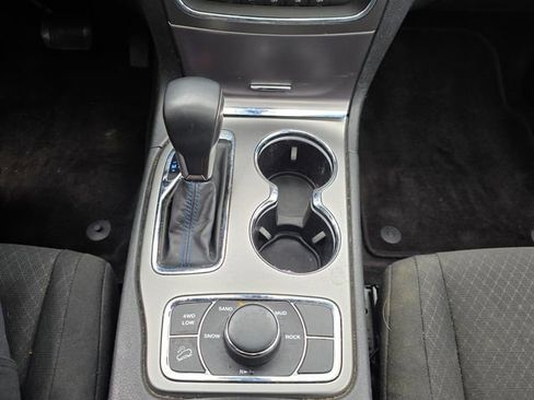 Used 2018 Jeep Grand Cherokee Laredo AWD/4WD image 22