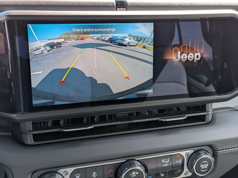 Used 2025 Jeep Wrangler Sahara image 22