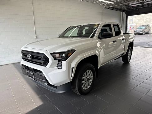 Certified 2024 Toyota Tacoma SR AWD/4WD image 4