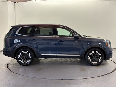 Used 2023 Kia Telluride EX w/ EX Captain's Chair Package AWD/4WD image 7
