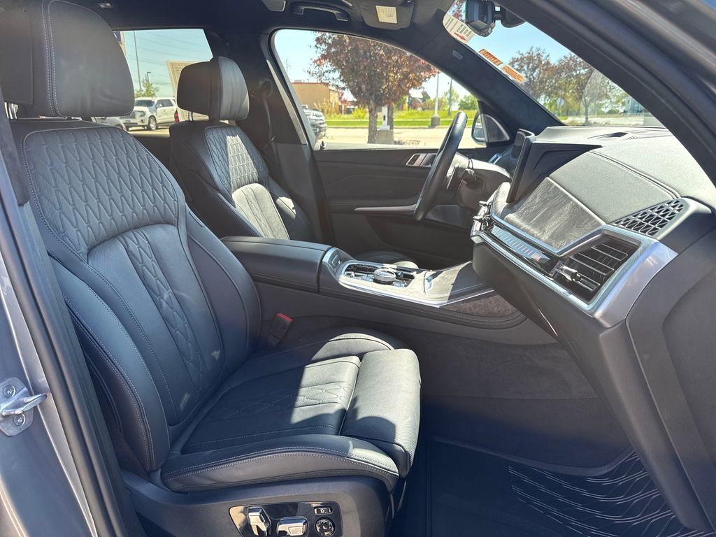 Used 2025 BMW X7 M60i AWD/4WD image 45