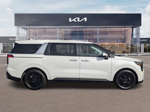 Used 2025 Kia Carnival image 3