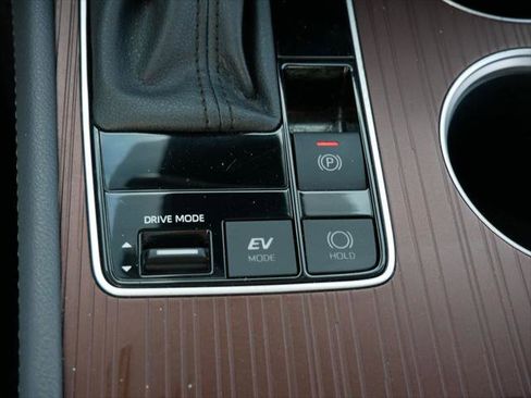 Certified 2024 Toyota Sienna XLE FWD image 18