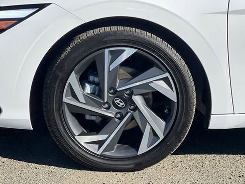 Certified 2025 Hyundai Elantra Limited FWD image 33