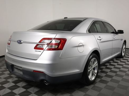 Used 2015 Ford Taurus SE image 2