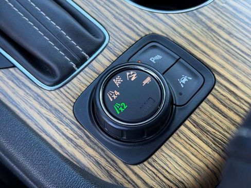 Used 2017 GMC Acadia Denali w/ Technology Package AWD/4WD image 23