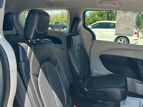 Used 2024 Chrysler Pacifica Touring-L FWD image 44