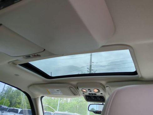 Used 2005 GMC Yukon XL SLT w/ SLT Preferred Equipment Group AWD/4WD image 22