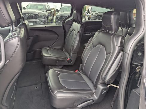 Used 2025 Chrysler Pacifica Select FWD image 15