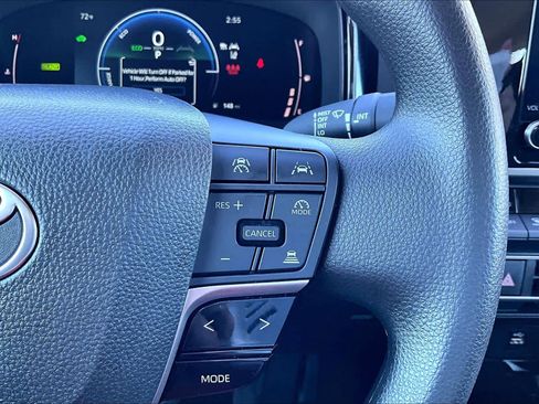 Used 2025 Toyota Camry SE image 21