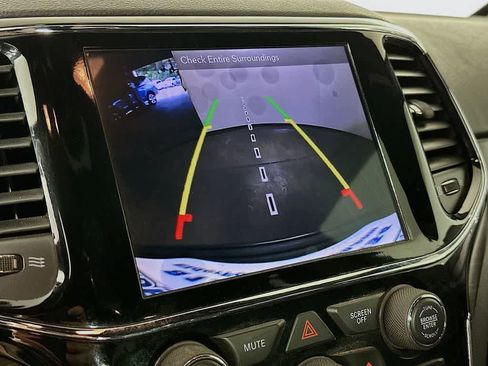 Used 2019 Jeep Grand Cherokee Laredo RWD image 29