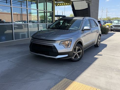 Used 2025 Kia Niro LX FWD image 2