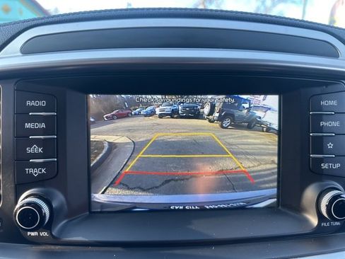 Used 2020 Kia Sorento LX image 14