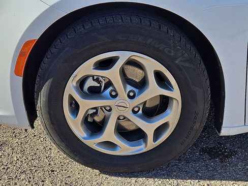 Used 2023 Chrysler Pacifica Limited image 11