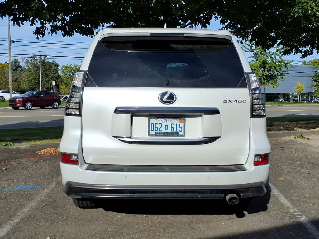 Used 2023 Lexus GX 460 Luxury w/ Sport Design Package AWD/4WD image 4