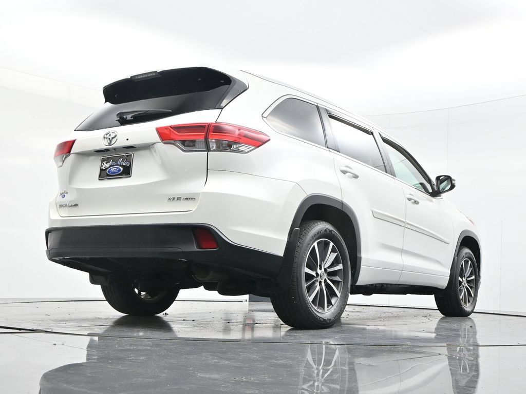 Used 2017 Toyota Highlander XLE AWD/4WD image 48