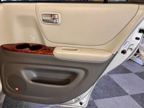 Used 2005 Toyota Highlander 4WD V6 w/ 3rd Row image 23