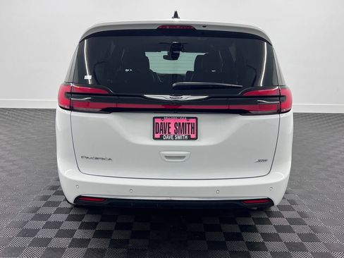 Used 2025 Chrysler Pacifica Select AWD/4WD image 10