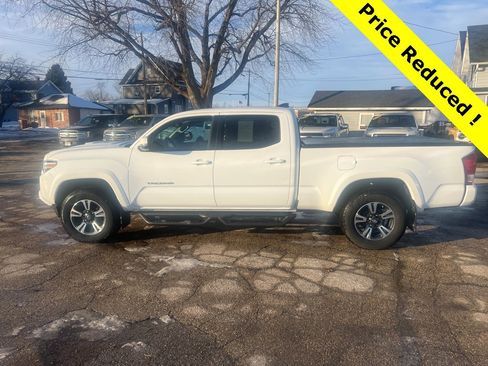 Used 2016 Toyota Tacoma TRD Sport image 1