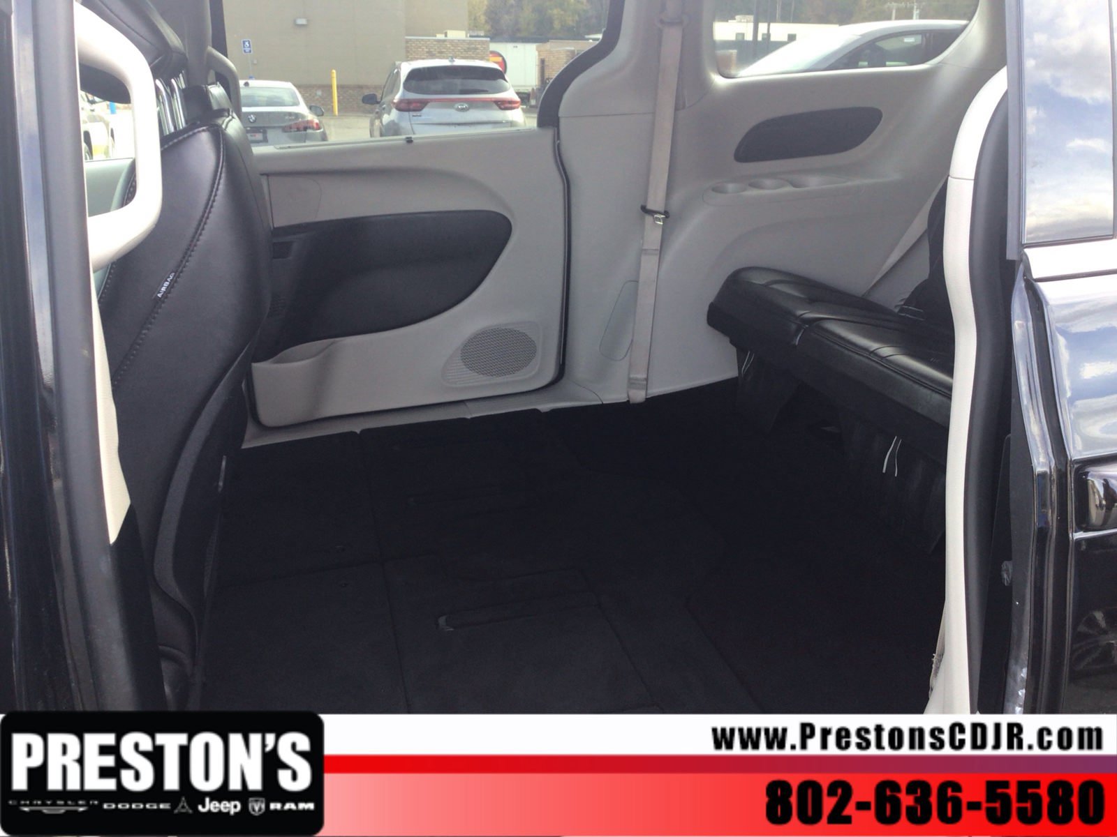 Used 2024 Chrysler Pacifica Touring-L FWD image 21