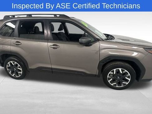 Used 2025 Subaru Forester Premium image 2