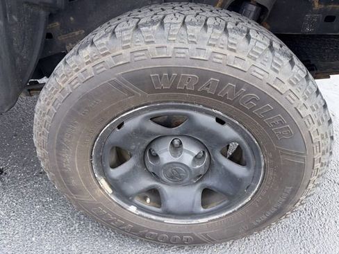 Used 2020 Toyota Tacoma SR image 27