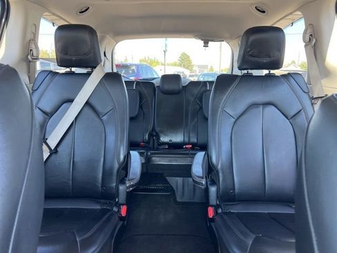 Used 2020 Chrysler Pacifica Touring-L image 11