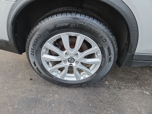 Used 2018 Nissan Rogue SV image 23