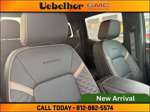 Used 2023 GMC Canyon Denali image 4