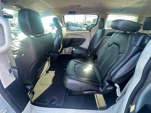 Used 2023 Chrysler Pacifica Touring-L FWD image 10