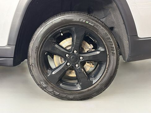 Used 2023 Jeep Grand Cherokee L Laredo image 32