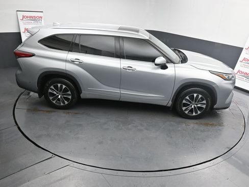 Used 2020 Toyota Highlander XLE image 17