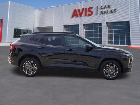 Used 2025 Chevrolet Trax LT w/ LT Convenience Package FWD image 5